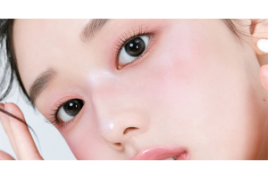 What's In My Eyes + Over Glowy Gloss Make Up Look