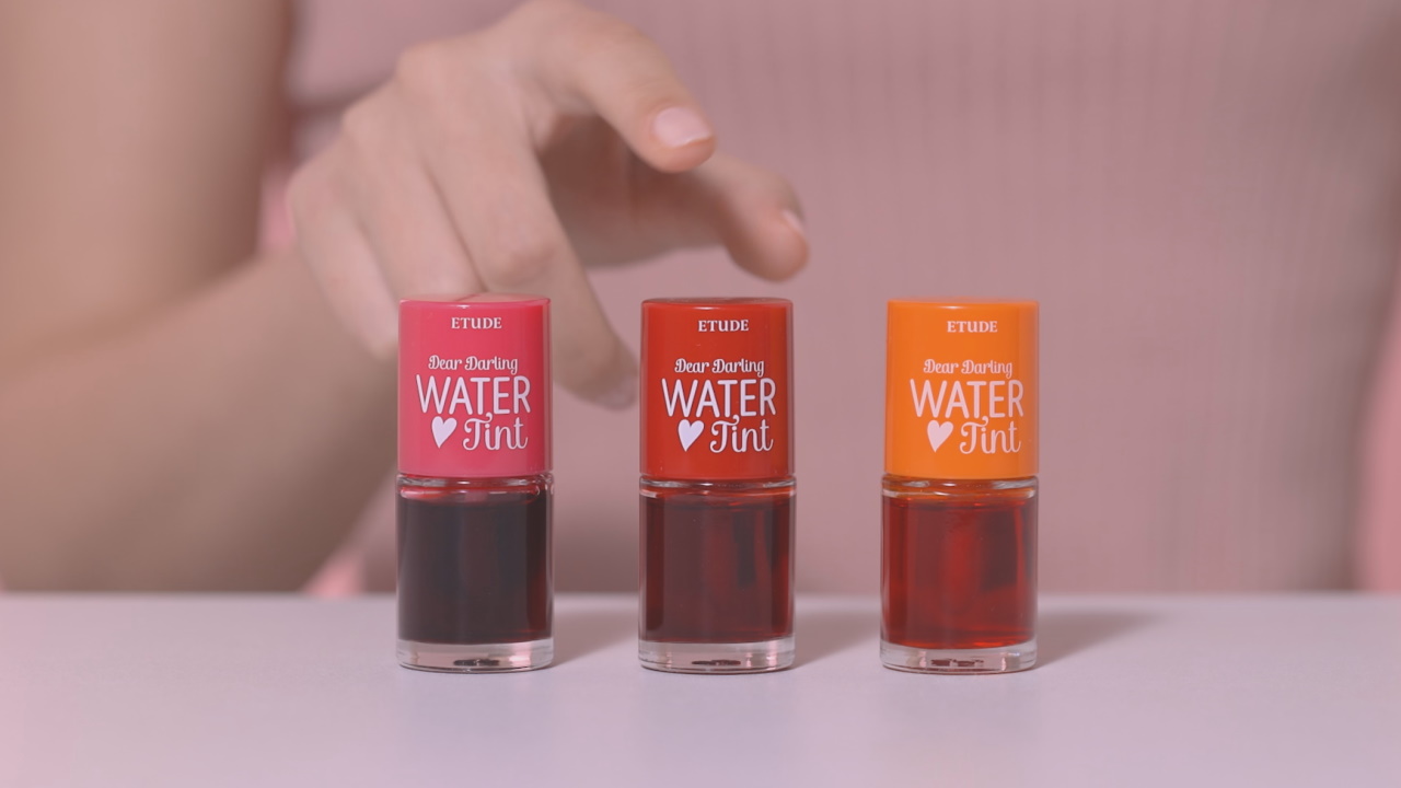 A moist-fruity water tint with the feeling of refreshing fruits bursting